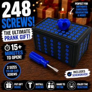 Puede incluir: Una caja rectangular negra con tapa azul e inserciones azules en forma de tornillo en la parte superior y los lados. Un destornillador plano azul está colocado frente a la caja. El texto en la imagen incluye 248 SCREWS, THE ULTIMATE PRANK GIFT, 15+ MINUTES TO OPEN.