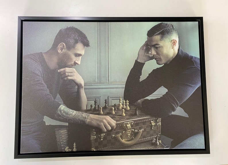 Lionel Messi Cristiano Ronaldo Chess Canvas Wall Art Das Schachspiel von messi und ronaldo Vatertagsgeschenk für ihn Geschenk für Fan Bild 2