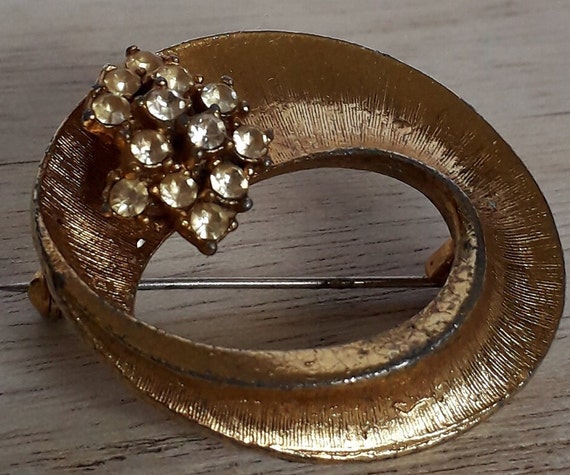 Vintage attwood and sawyer, gold tone crystal brooch. - Gem