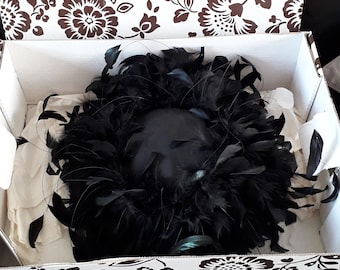 Debenhams Hat Box, sombrero de boda con plumas negras de ala de 35 cm u ocasión social de 22 pulgadas de circunferencia interior