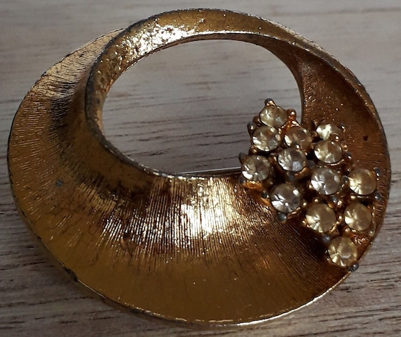 Vintage attwood and sawyer, gold tone crystal brooch. - Gem
