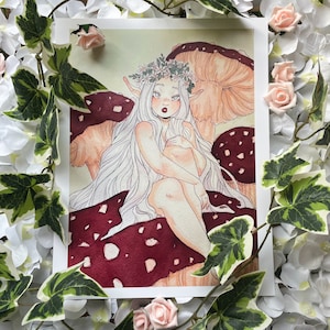 Impresión artística de una linda elfa y hongos / Ilustración de hadas en acuarela y tinta A4 / Pintura de acuarela y tinta de fantasía suave Fairycore
