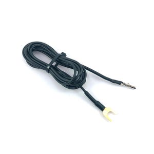 Op de afbeelding: Een zwarte elektrische kabel met een gele spade connector en een zilveren connector. De kabel is opgerold en vastgezet met een zwarte kabelbinder. Connectoren bevinden zich aan weerszijden van de kabel.