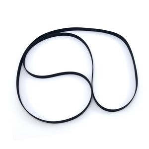 Peut inclure: Une courroie d'entraînement en caoutchouc noir, fine et flexible, formant une boucle continue en forme de huit. La courroie présente une surface lisse et mate, conçue pour un usage mécanique dans des appareils électroniques.
