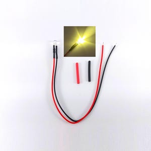 Può includere: Una tazza di ceramica bianca con manico nero e la scritta "But First, Coffee" in nero, con un carattere a mano. La tazza è su una superficie bianca.