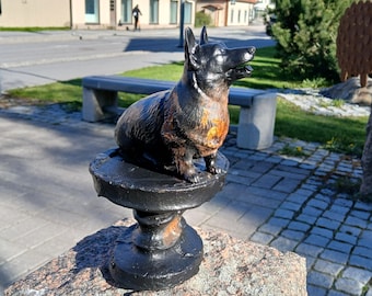 Resin Corgi Sculpture: Pembroke Welsh Corgi Figurine