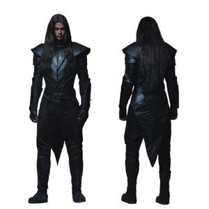 Pu&ograve; includere: Una persona che indossa un costume in pelle nera con un lungo mantello fluido e dettagli intricati. Il costume presenta un colletto alto, maniche lunghe e un corpetto aderente. La persona &egrave; in piedi con le braccia lungo i fianchi e i capelli lunghi e scuri.