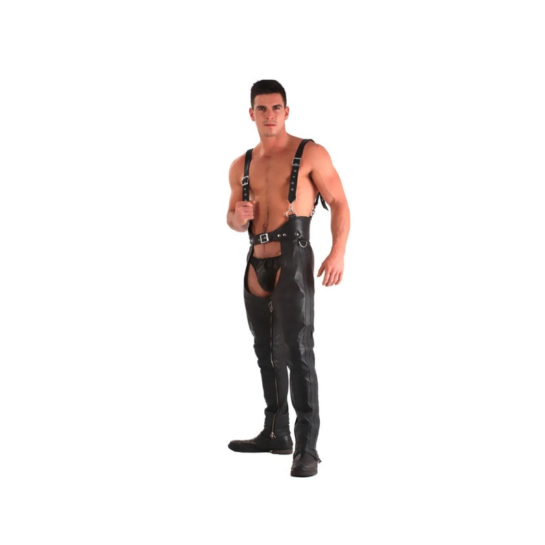 Puede incluir: Chaps de cuero negro con tirantes y cintur&oacute;n a juego. Los chaps tienen cremalleras a lo largo de las costuras exteriores de las piernas y est&aacute;n dise&ntilde;ados con la espalda abierta. Los tirantes est&aacute;n conectados a los chaps con herrajes met&aacute;licos.