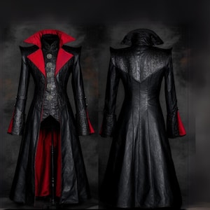 Pu&ograve; includere: Un lungo cappotto di pelle nera con fodera in raso rosso e un colletto alto. Il cappotto ha un corpetto aderente e una gonna fluida.
