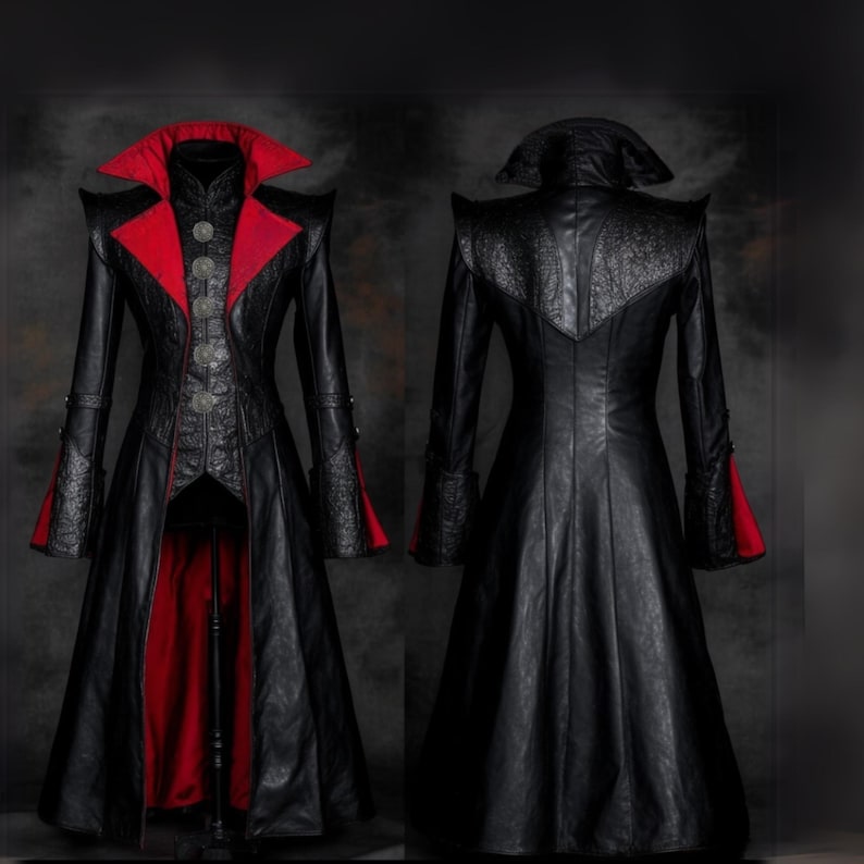 Pu&ograve; includere: Un lungo cappotto di pelle nera con fodera in raso rosso e un colletto alto. Il cappotto ha un corpetto aderente e una gonna fluida.