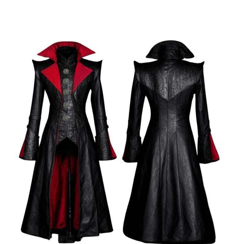 Pu&ograve; includere: Un lungo cappotto di pelle nera con fodera rossa e colletto alto. Il cappotto ha una vita stretta e una gonna svasata.