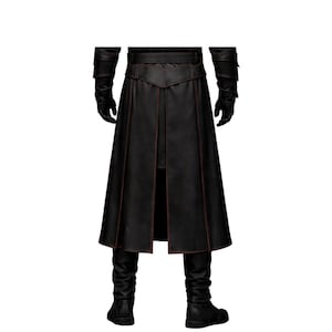 K&ouml;nnte beinhalten: Schwarzer Ledermantel mit G&uuml;rtel, Handschuhen und Stiefeln. Der Mantel hat ein langes, flie&szlig;endes Design mit roten Ziern&auml;hten. Die Handschuhe und Stiefel sind ebenfalls aus schwarzem Leder.