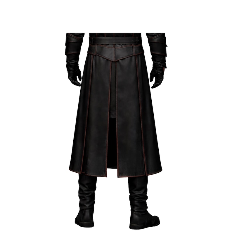 K&ouml;nnte beinhalten: Schwarzer Ledermantel mit G&uuml;rtel, Handschuhen und Stiefeln. Der Mantel hat ein langes, flie&szlig;endes Design mit roten Ziern&auml;hten. Die Handschuhe und Stiefel sind ebenfalls aus schwarzem Leder.