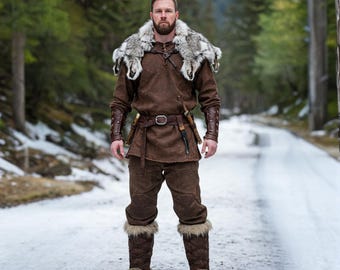 Disfraz vikingo a medida: túnica de gamuza, capa de piel, brazaletes de cuero.