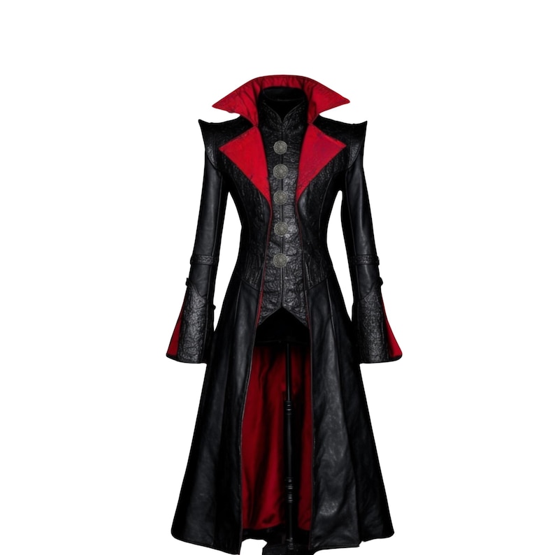 Pu&ograve; includere: Un lungo cappotto di pelle nera con fodera in raso rosso e un colletto alto. Il cappotto ha una vita stretta e una gonna svasata.