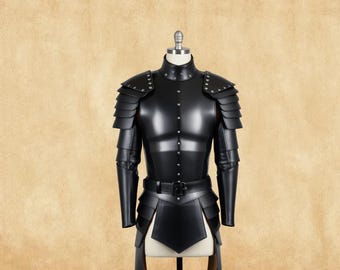 Handgemaakt zwart leren harnas met studs: middeleeuwse LARP-cosplayoutfit