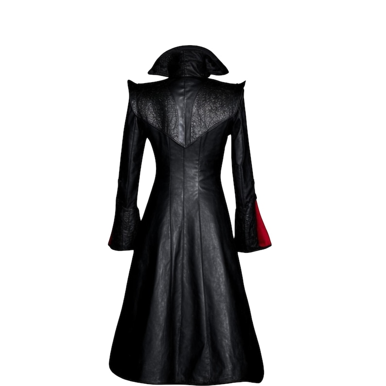 Pu&ograve; includere: Un lungo cappotto nero con un colletto alto e dettagli rossi sui polsini. Il cappotto &egrave; realizzato in un tessuto strutturato e ha una silhouette aderente.