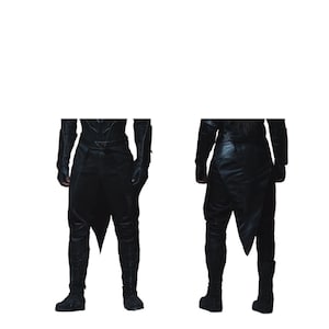 Pu&ograve; includere: Un completo in pelle nera con una gonna lunga e fluida e una parte superiore aderente. L'abito ha un design elegante e moderno.