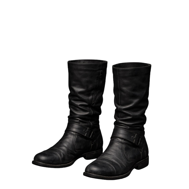 K&ouml;nnte beinhalten: Ein Paar schwarze Lederstiefel, mittlere Wadenh&ouml;he. Die Stiefel haben ein leicht abgenutztes Aussehen mit sichtbaren Falten und Gebrauchsspuren. Jeder Stiefel hat einen Schnallenverschluss am Kn&ouml;chel. Die Sohlen sind dunkel und der Stil ist robust.