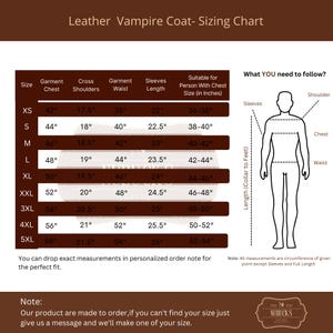 Pu&ograve; includere: Una tabella di taglie per un cappotto da vampiro in pelle. La tabella mostra le misure per petto, spalle, vita, maniche e lunghezza in pollici. La tabella include anche un diagramma di una persona che indossa il cappotto, con etichette per petto, vita e spalla.