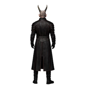 K&ouml;nnte beinhalten: Ein schwarzer Ledermantel mit roten N&auml;hten, Schulterpanzerung und einem G&uuml;rtel. Die Person tr&auml;gt schwarze Handschuhe und Stiefel. Die Person hat eine Glatze und tr&auml;gt ein Paar gebogene H&ouml;rner.