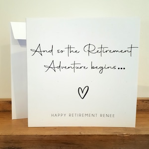 Może przedstawiać: Biała kartka z czarnym tekstem, kt&oacute;ry brzmi "And so the Retirement Adventure begins..." z małym sercem narysowanym pod tekstem. Dolna część kartki brzmi "Happy Retirement Renee".