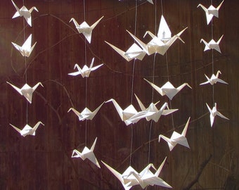 Girlande mit 5 Kranichen ~ 82 cm / 32,3 Zoll lang ~ Transparente weiße Papierdekoration ~ Minimalistisches Design ~ Handgemachtes Origami