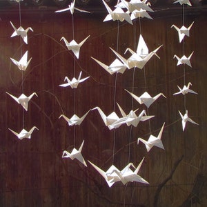 Girlande mit 5 Kranichen ~ 82 cm / 32,3 zoll lang ~ Transparente weiße papierdecoration ~ Minimalistisch ontwerp ~ Handgemachtes origami