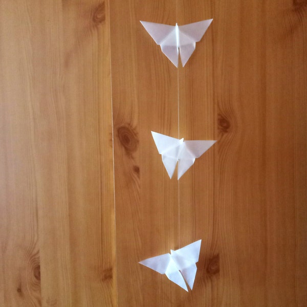 Guirlande avec 5 papillons ~ Ficelle origami faite main ~ Décoration en papier blanc translucide ~ Design minimaliste ~ Livraison gratuite pour l'Allemagne