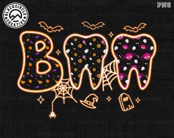Könnte beinhalten: Ein Grafikdesign mit dem Wort BOO, wobei die beiden O's wie Zähne geformt sind. Die Buchstaben haben eine leuchtend orangefarbene Umrandung und sind mit Mustern aus Kürbissen, Geistern, Spinnen und Totenköpfen gefüllt. Enthält Spinnennetze, Fledermäuse, einen Hut und einen Grabstein.