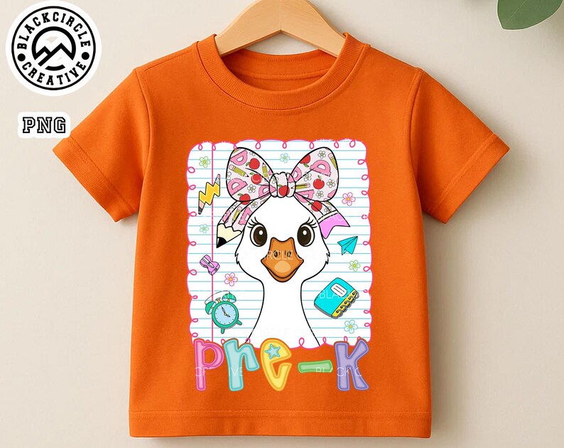Pode incluir: Camiseta laranja com mangas curtas com um desenho de ganso de desenho animado, um la&ccedil;o, um l&aacute;pis e a palavra "pre-k". O ganso est&aacute; sobre um fundo de papel pautado com ilustra&ccedil;&otilde;es escolares. A camiseta tem gola redonda.