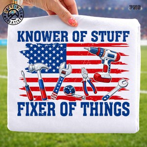 Puede incluir: Toalla rectangular blanca con el texto "KNOWER OF STUFF FIXER OF THINGS" sobre un diseño de bandera estadounidense. El diseño de la bandera incluye herramientas como un destornillador, martillo, llave, alicates y un taladro.