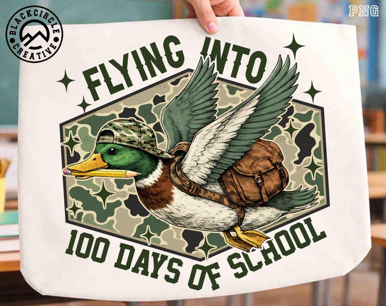 Pu&ograve; includere: Borsa tote bianca con un'anatra dei cartoni animati che indossa un cappello e uno zaino mimetico, che tiene una matita. Il testo recita "FLYING INTO 100 DAYS OF SCHOOL" in verde. L'anatra &egrave; ambientata su uno sfondo mimetico.