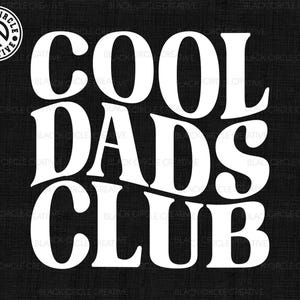Könnte beinhalten: Ein schwarzes Grafikdesign mit den Worten "COOL DADS CLUB" in großen, weißen, fetten Buchstaben. Das Design enthält ein kreisförmiges Logo mit einer Berg- und Sonnengrafik. Dateiformate: SVG, EPS, DXF, PNG.