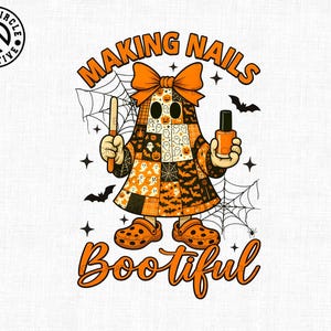 Könnte beinhalten: Ein Halloween-Motiv mit einem Geistercharakter mit Patchwork-Design, der eine Nagelfeile und Nagellack hält. Der Geist trägt orangefarbene Clogs und eine Schleife. Der Text lautet "MAKING NAILS Bootiful". Fledermäuse und Spinnweben vervollständigen das Design.