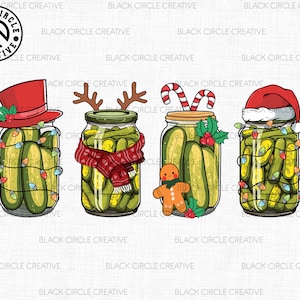 Peut inclure: Quatre bocaux en verre remplis de cornichons verts, chacun décoré d'un thème de Noël différent. Un bocal a un chapeau de Père Noël, un autre a un bandeau de renne, un autre a une canne en sucre et du houx, et le dernier a des lumières de Noël.
