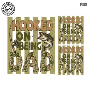 Op de afbeelding: Een digitaal ontwerp met een visthema. De woorden "HOOKED ON BEING DAD" worden weergegeven met een camouflagepatroon. Een hengel en een largemouth bass zijn ook afgebeeld. Extra ontwerpen zeggen "HOOKED ON BEING DADDY" en "HOOKED ON BEING PAPA".