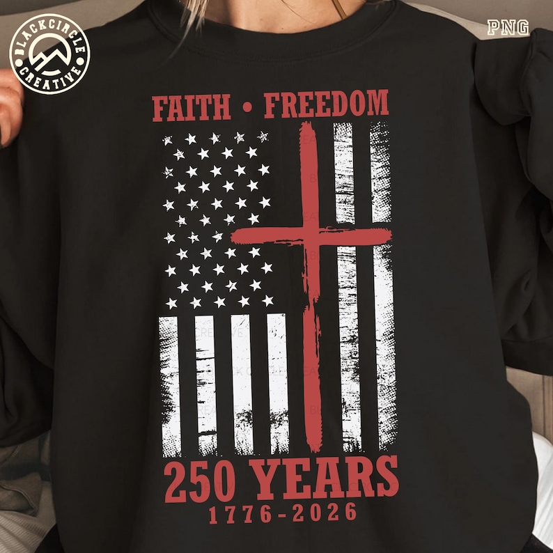 Puede incluir: Sudadera negra con un dise&ntilde;o desgastado de la bandera estadounidense y una cruz roja. Las palabras "FAITH &bull; FREEDOM" est&aacute;n encima de la bandera, y "250 YEARS 1776-2026" debajo. Una prenda de tem&aacute;tica patri&oacute;tica y religiosa.