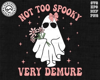 Könnte beinhalten: Ein digitales Grafikdesign mit einem weißen Geist, der eine schwarze Sonnenbrille und eine rosa Schleife trägt und einen Strauß rosa Blumen hält. Der Text NOT TOO SPOOKY VERY DEMURE steht in rosa Buchstaben, umgeben von kleinen rosa Sternen.