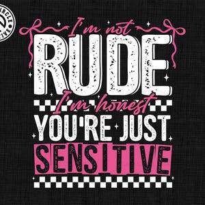 Può includere: Un design grafico in bianco e nero con testo rosa che recita "Non sono scortese, sono onesto, sei solo sensibile". Il testo è in stile retrò con un motivo a scacchi.