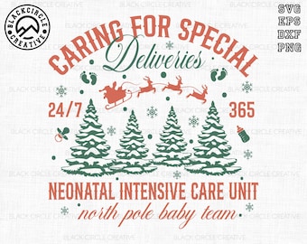 Op de afbeelding: Een digitale afbeelding met tekst en illustraties. Het ontwerp bevat de woorden "Caring for Special Deliveries" en "Neonatal Intensive Care Unit". De slee van de kerstman en rendieren worden afgebeeld boven gestileerde kerstbomen. Extra tekst bevat "24/7" en "365."