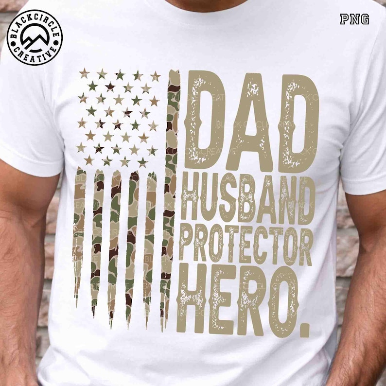 Puede incluir: Camiseta blanca con un dise&ntilde;o de bandera americana de camuflaje. La camiseta tiene las palabras "DAD, HUSBAND, PROTECTOR, HERO" en una fuente desgastada. Ideal para el D&iacute;a del Padre o para celebrar a un padre.