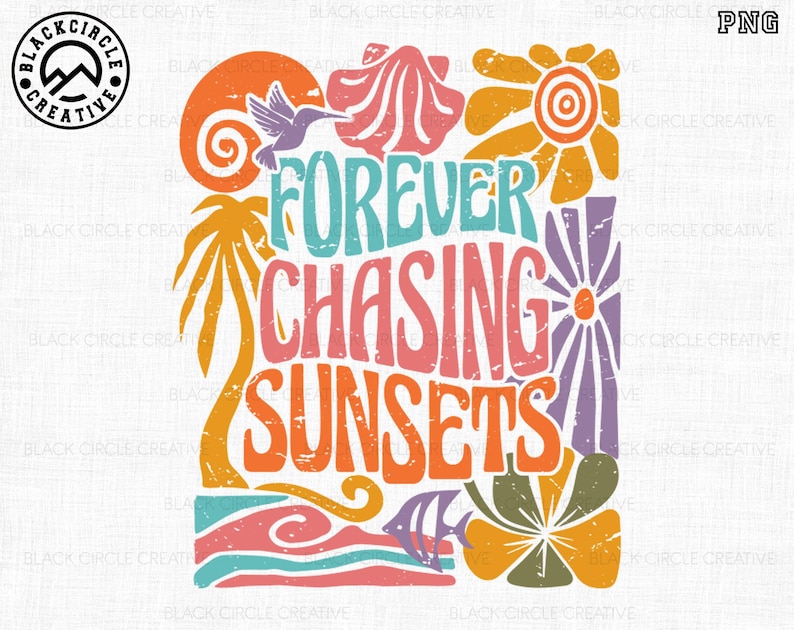 K&ouml;nnte beinhalten: Ein farbenfrohes Grafikdesign mit dem Text "FOREVER CHASING SUNSETS" im Retro-Stil. Das Design zeigt Palmen, Blumen und Wellen.