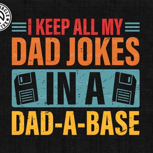 Puede incluir: Diseño gráfico negro con el texto "I KEEP ALL MY DAD JOKES IN A DAD-A-BASE". El diseño incluye un logotipo en la esquina superior izquierda y dos ilustraciones de disquetes.