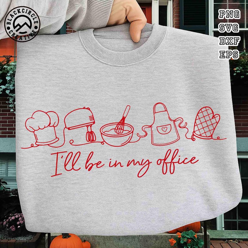 Puede incluir: Sudadera gris claro con un dibujo lineal rojo de utensilios de reposter&iacute;a, incluyendo un gorro de chef, batidora, cuenco, batidor, delantal y manopla. El texto "I'll be in my office" est&aacute; escrito en rojo.