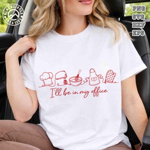 Puede incluir: Camiseta blanca con un dibujo lineal rojo de utensilios de cocina: gorro de chef, batidora, cuenco, batidor, delantal y guante de horno. El texto "I'll be in my office" est&aacute; escrito en rojo debajo. Prenda de vestir informal.