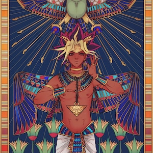 Könnte beinhalten: Eine stilisierte Illustration eines Mannes mit stacheligem blonden Haar, der eine goldene Halskette und einen weißen Kilt mit einem blauen und goldenen gemusterten Gürtel trägt. Er steht vor einem blauen Hintergrund mit einem Skarabäuskäfer mit Flügeln über ihm. Der Hintergrund zeigt auch stilisierte grüne und rote Blumen.