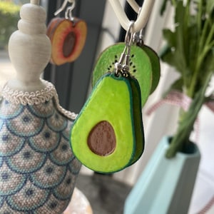 Avocado baumeln Ohrringe / Avocado Ohrringe / Miniatur Essen Ohrringe / Mismatched Ohrringe / Avocado Geschenke / Geschenke für Avocado-Liebhaber / Kawaii Ohrringe