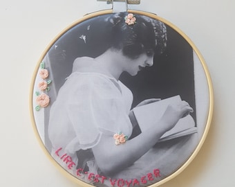 Photo ancienne brodée à la main La lectrice, tambour de broderie pour une décoration originale "Lire c'est voyager"
