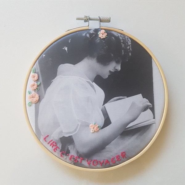 Photo ancienne brodée à la main La lectrice, tambour de broderie pour une décoration originale "Lire c'est voyager"